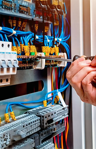 /uploads/2025/04/connecting-power-to-switchboard.jpg